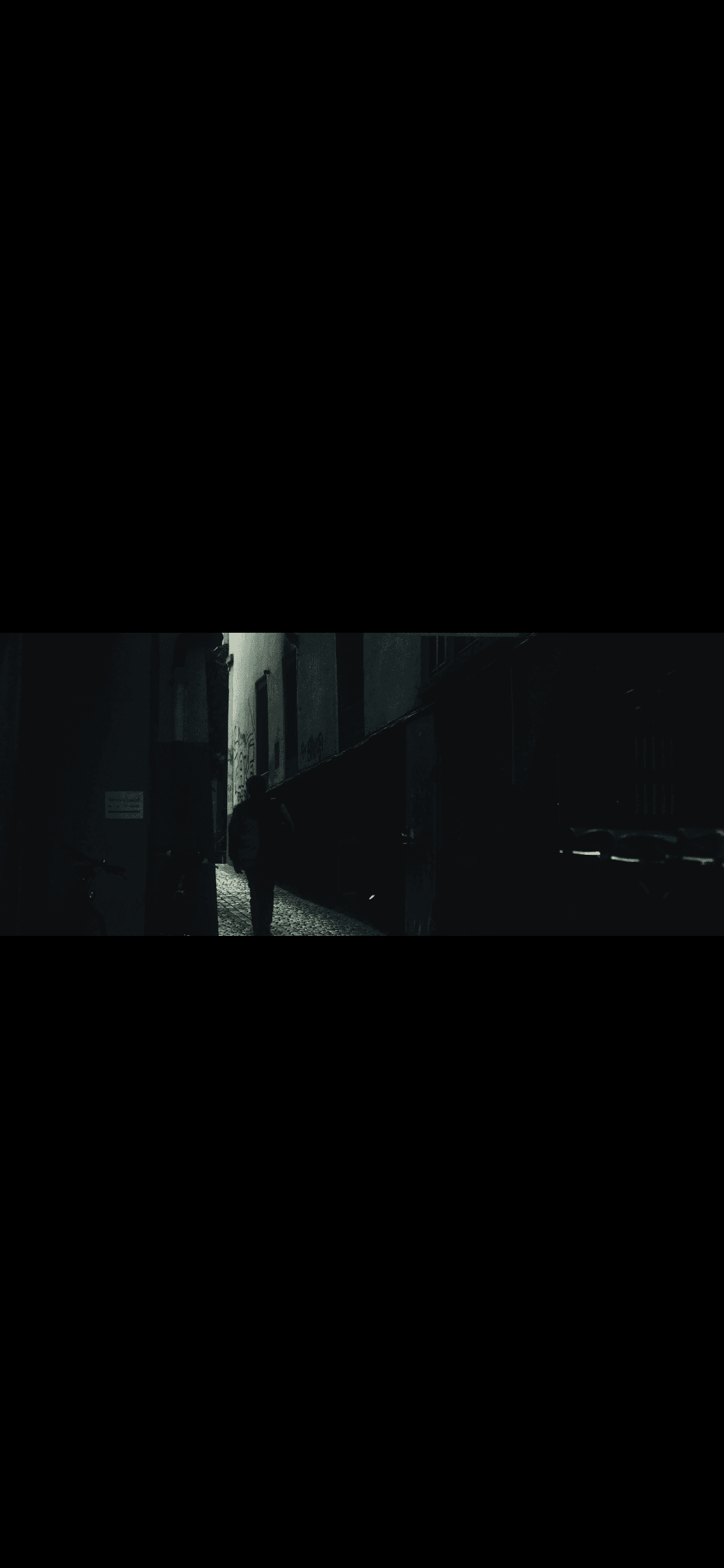 Dunkle Gasse — Licht und Schatten